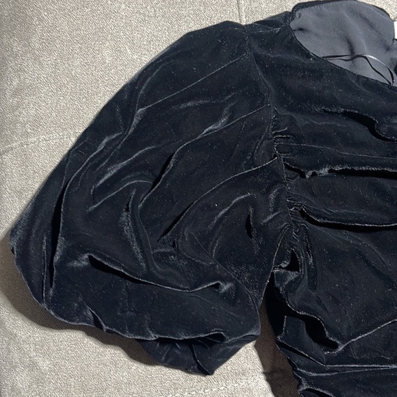 🥰🥰ZARA Velvet Buttoned Rushed Top🥰🥰 - Picture 6 of 8